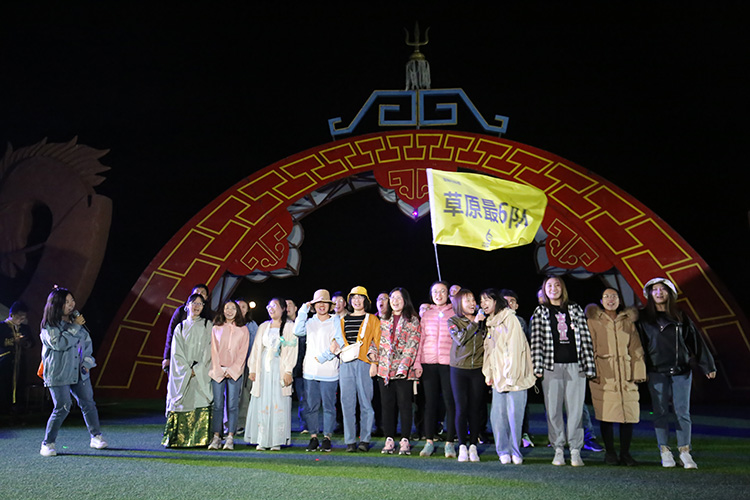 草原最6隊(duì)上臺介紹自己